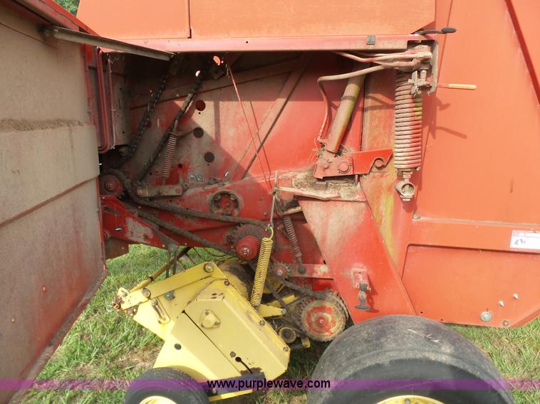 image for item K7092 1999 New Holland 658 round baler