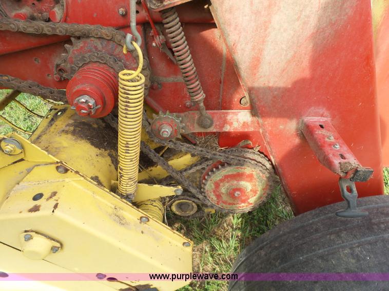 image for item K7092 1999 New Holland 658 round baler