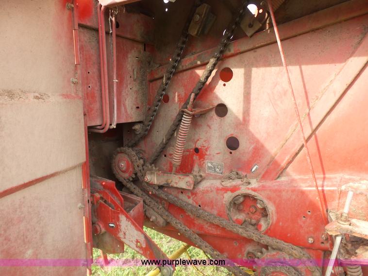 image for item K7092 1999 New Holland 658 round baler