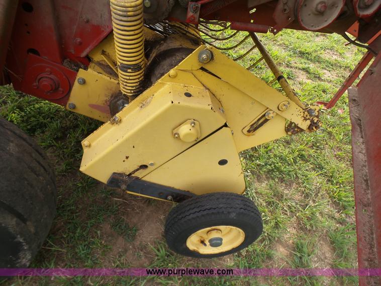 image for item K7092 1999 New Holland 658 round baler