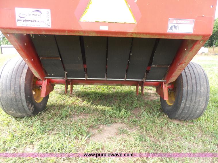 image for item K7092 1999 New Holland 658 round baler