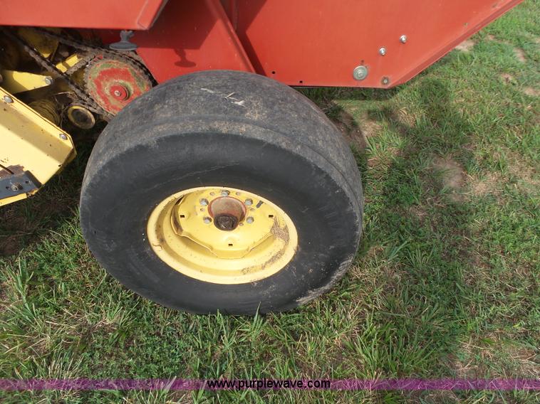 image for item K7092 1999 New Holland 658 round baler