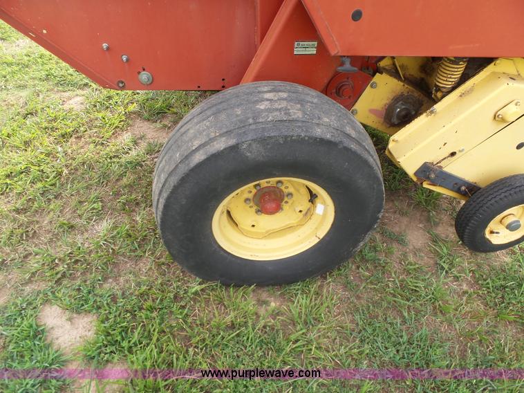 image for item K7092 1999 New Holland 658 round baler