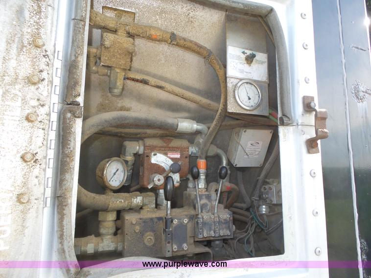 image for item K8380 2008 Aulick commodity belt trailer