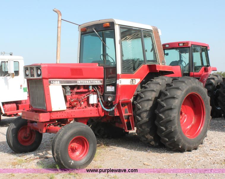 image for item K8776 1976 International 1086 tractor