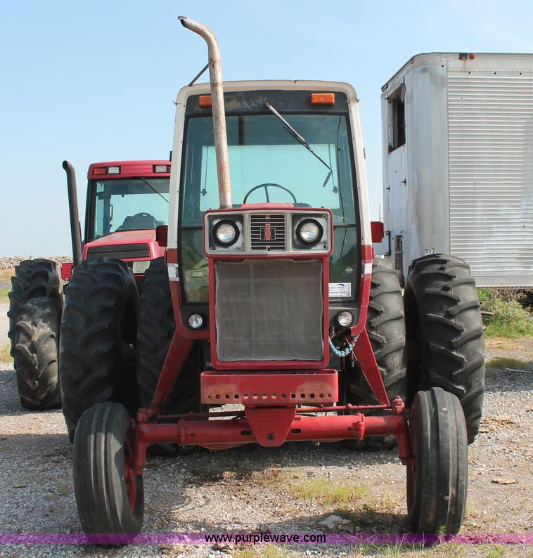 image for item K8776 1976 International 1086 tractor