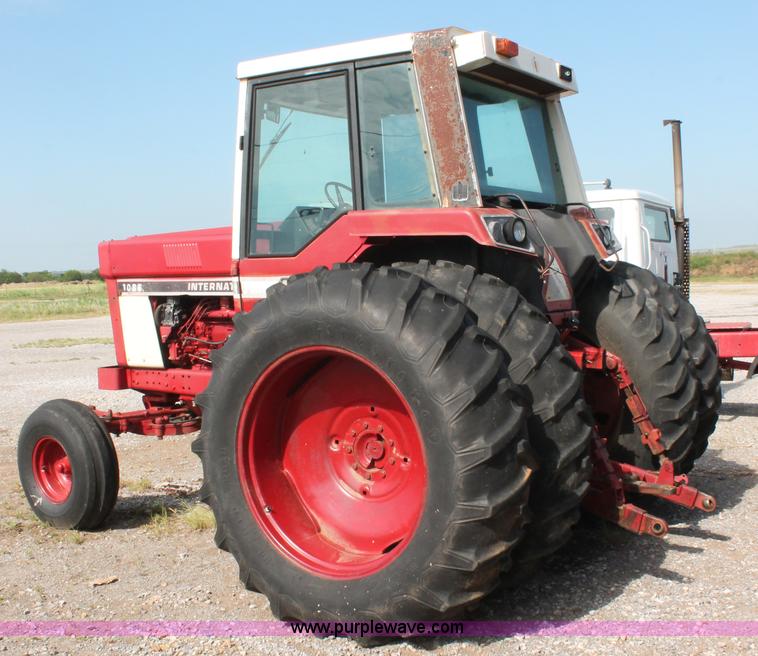 image for item K8776 1976 International 1086 tractor