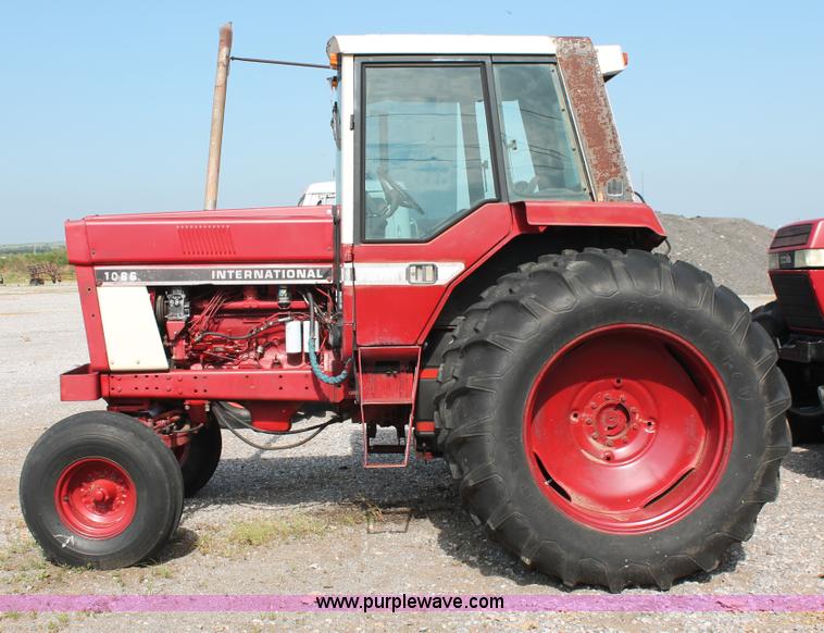 image for item K8776 1976 International 1086 tractor