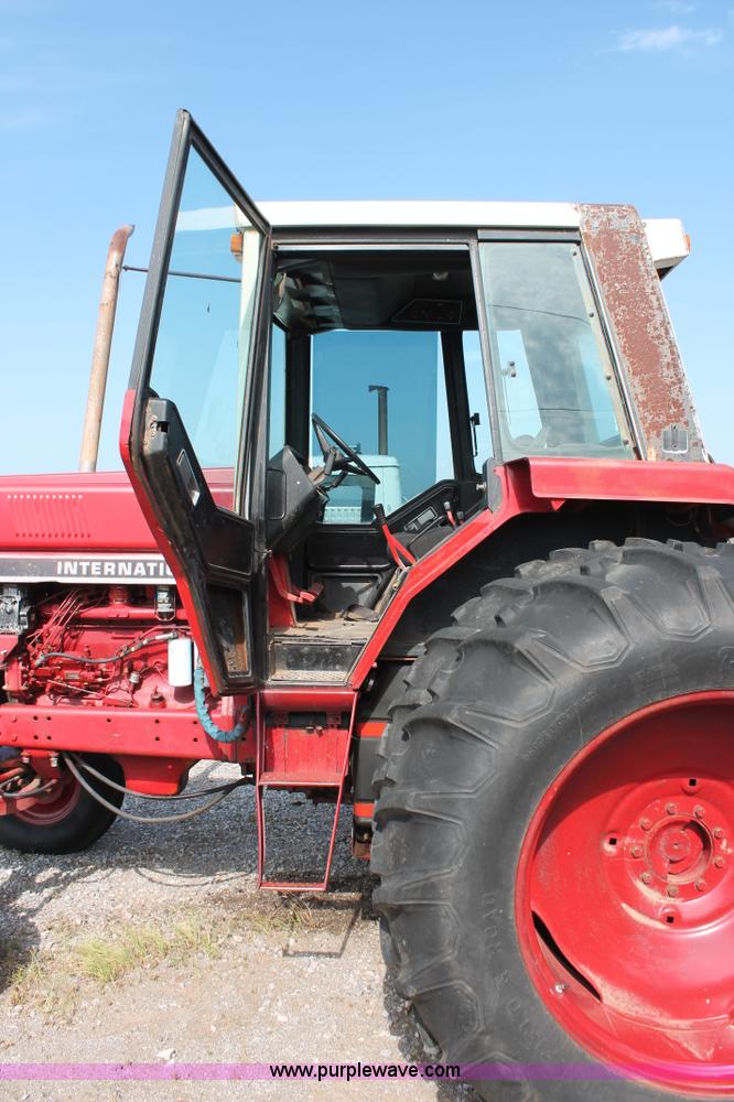 image for item K8776 1976 International 1086 tractor