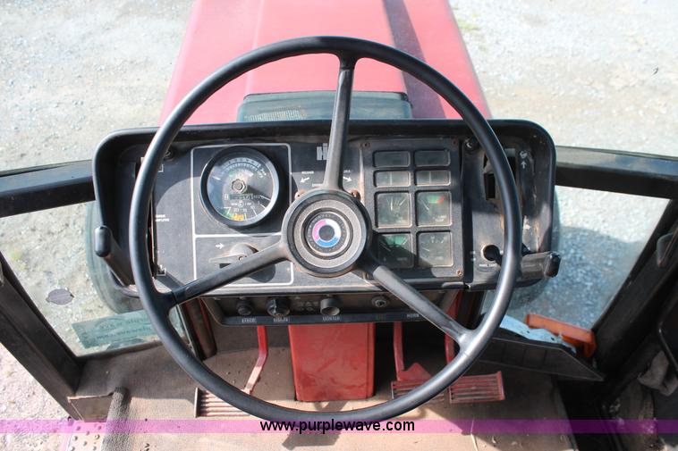 image for item K8776 1976 International 1086 tractor