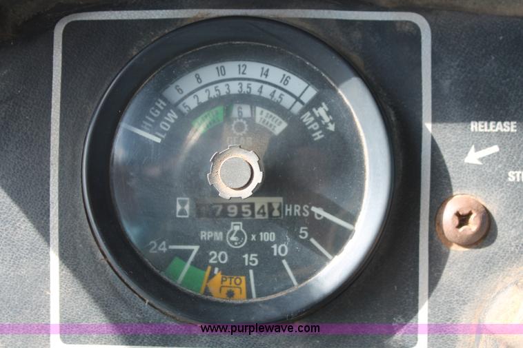 image for item K8776 1976 International 1086 tractor