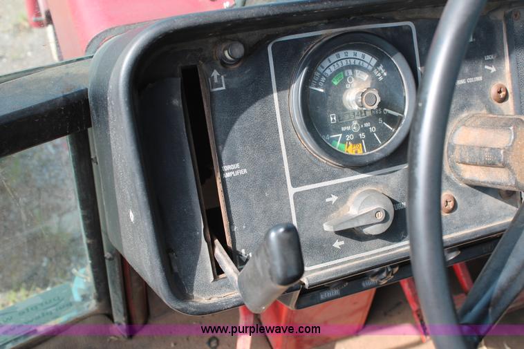 image for item K8776 1976 International 1086 tractor