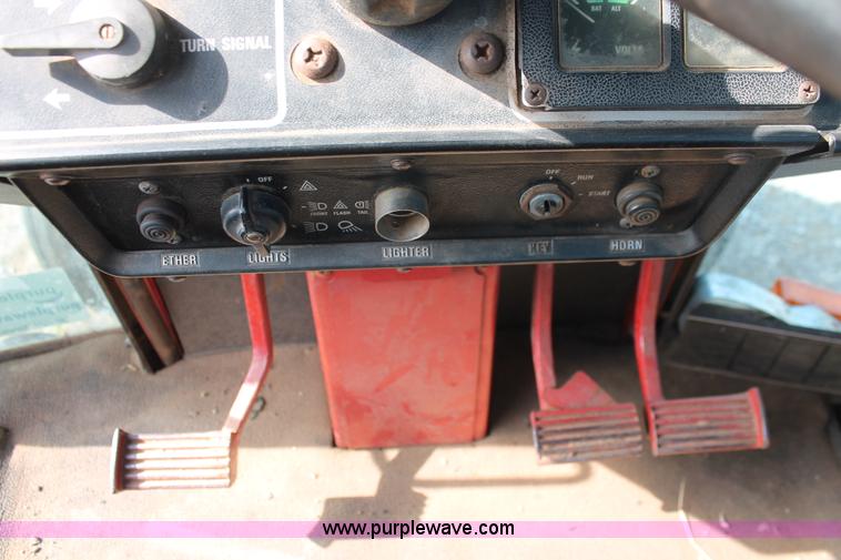 image for item K8776 1976 International 1086 tractor