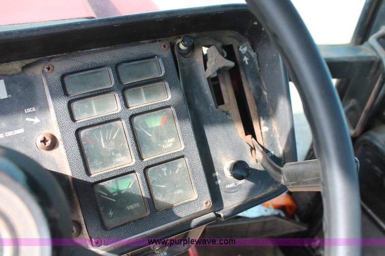 image for item K8776 1976 International 1086 tractor