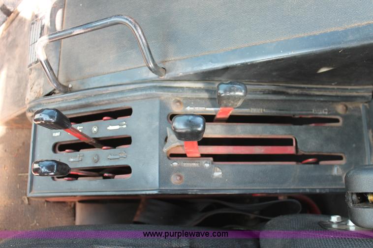 image for item K8776 1976 International 1086 tractor