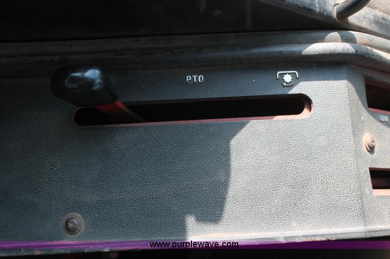 image for item K8776 1976 International 1086 tractor