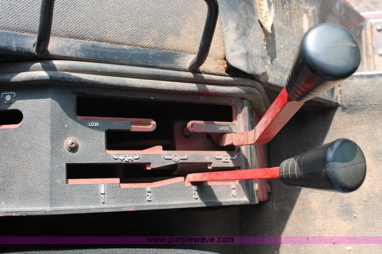 image for item K8776 1976 International 1086 tractor