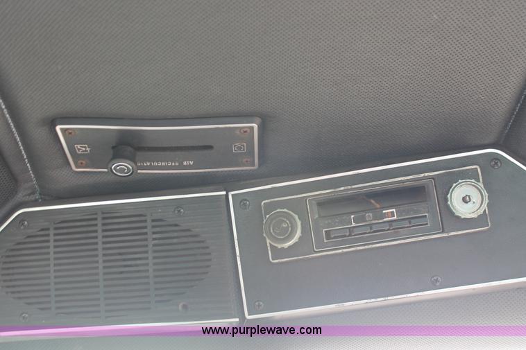 image for item K8776 1976 International 1086 tractor