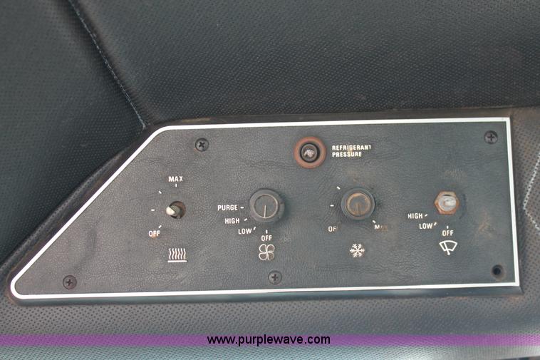 image for item K8776 1976 International 1086 tractor