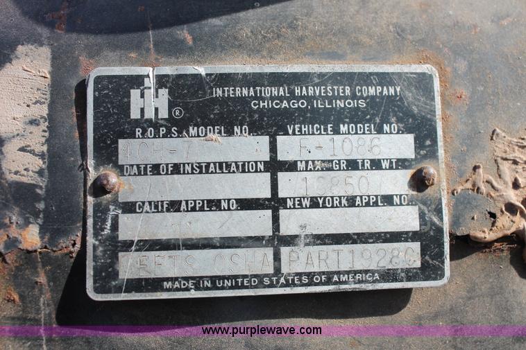 image for item K8776 1976 International 1086 tractor