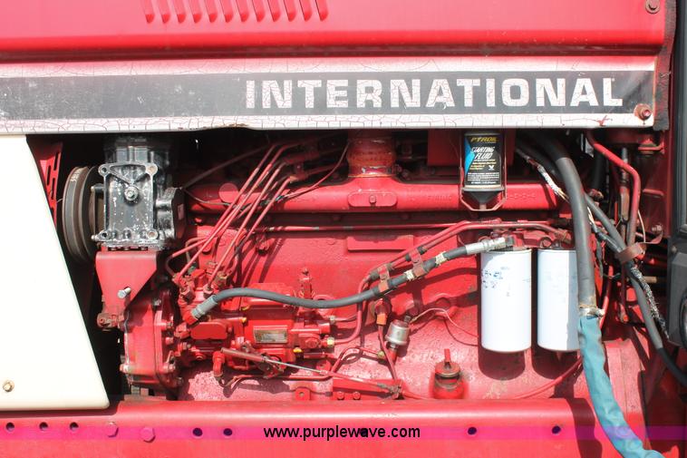 image for item K8776 1976 International 1086 tractor