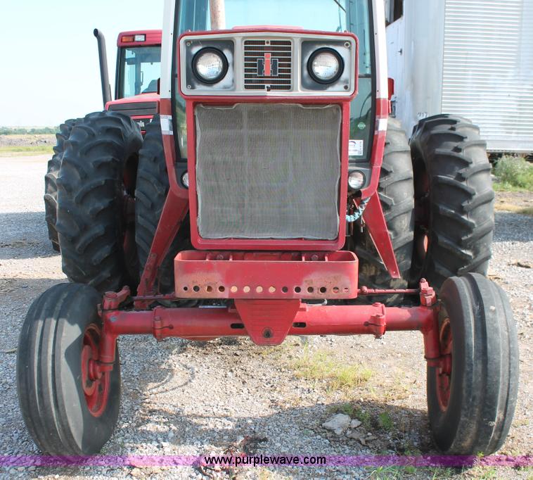 image for item K8776 1976 International 1086 tractor
