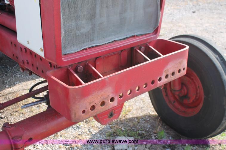 image for item K8776 1976 International 1086 tractor