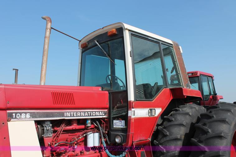 image for item K8776 1976 International 1086 tractor
