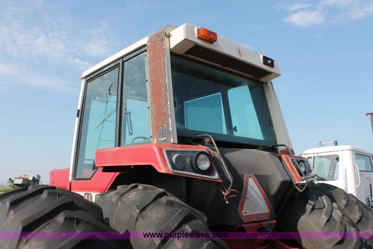 image for item K8776 1976 International 1086 tractor