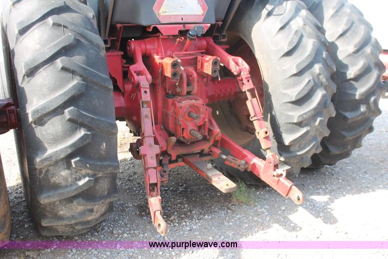image for item K8776 1976 International 1086 tractor