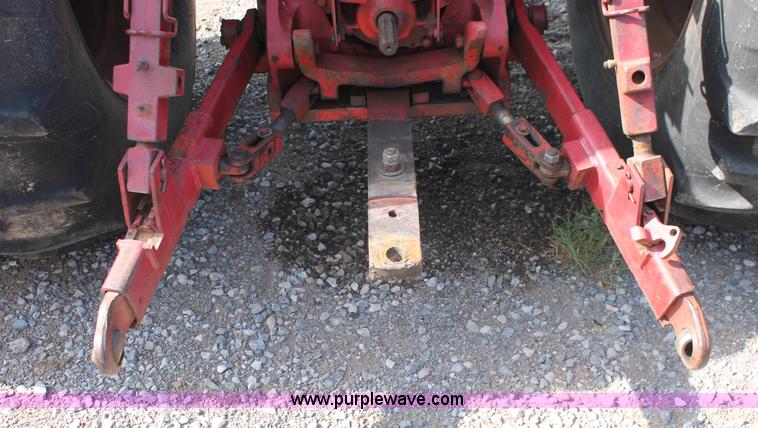 image for item K8776 1976 International 1086 tractor