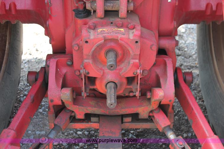 image for item K8776 1976 International 1086 tractor