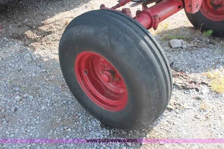 image for item K8776 1976 International 1086 tractor