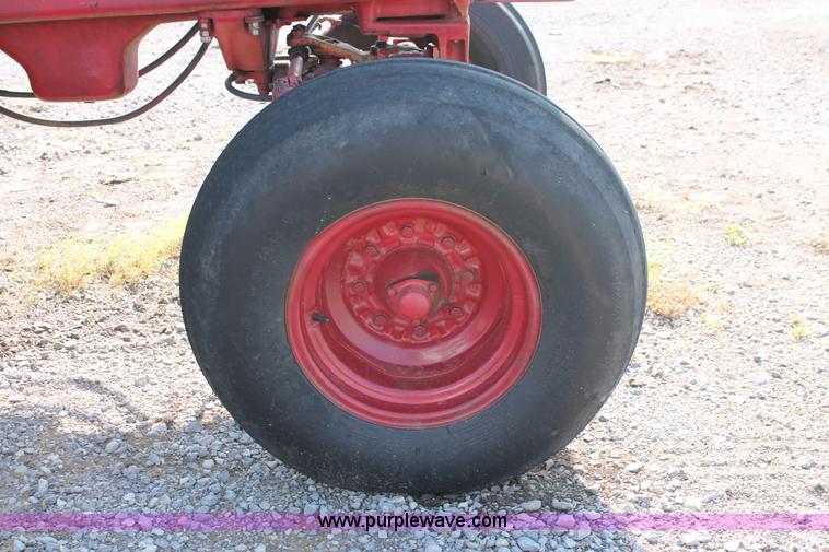 image for item K8776 1976 International 1086 tractor