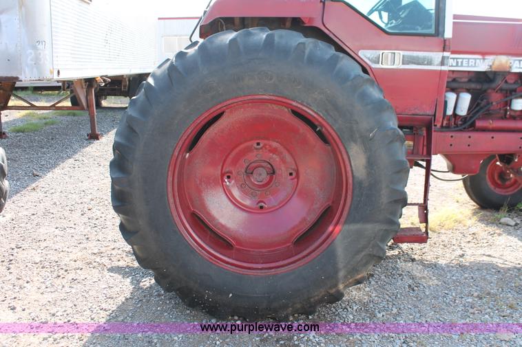 image for item K8776 1976 International 1086 tractor