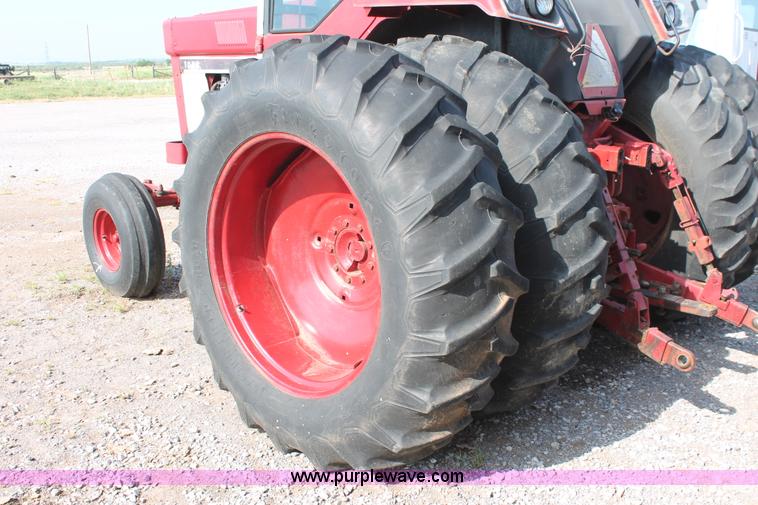 image for item K8776 1976 International 1086 tractor