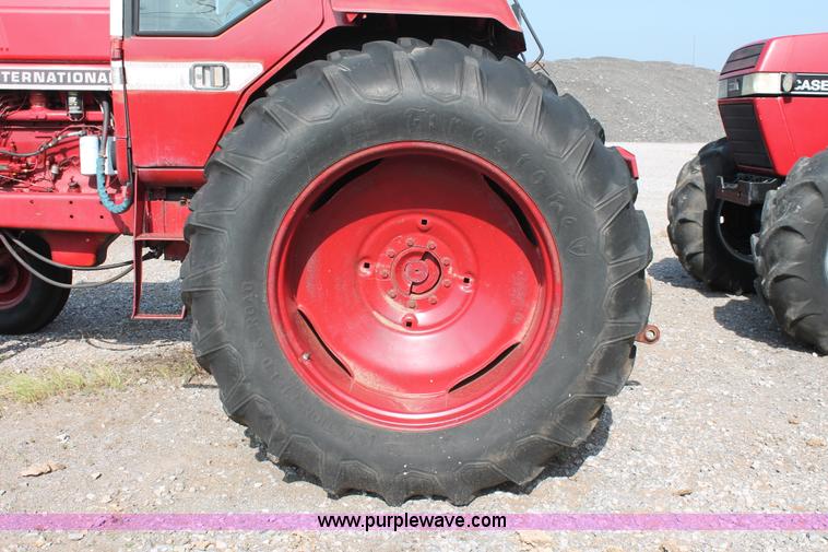 image for item K8776 1976 International 1086 tractor