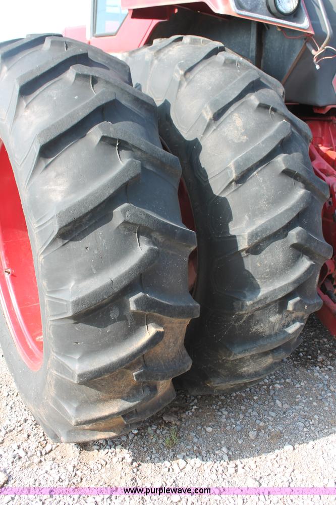 image for item K8776 1976 International 1086 tractor