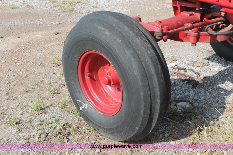 image for item K8776 1976 International 1086 tractor