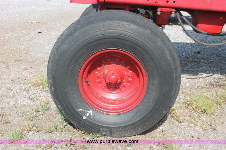 image for item K8776 1976 International 1086 tractor