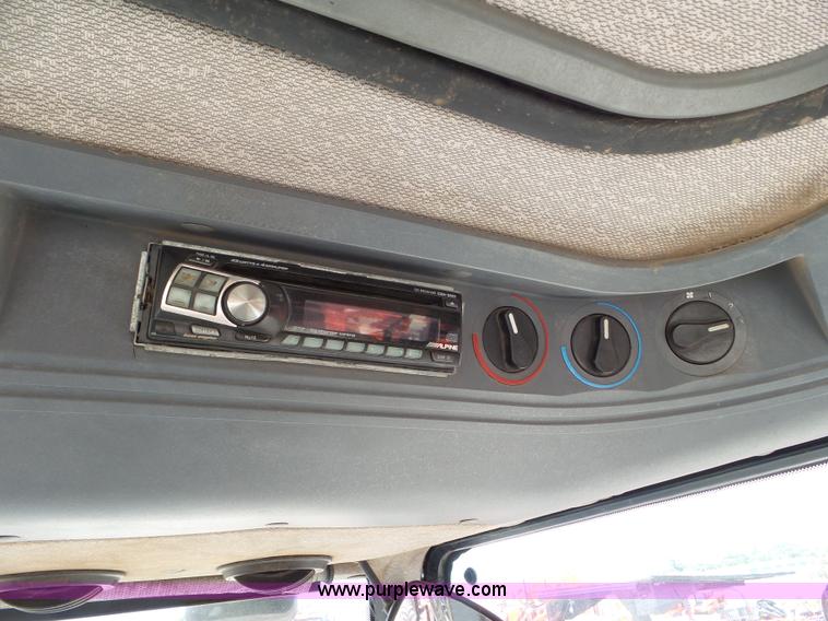 image for item L6781 1992 Ford 7740 tractor