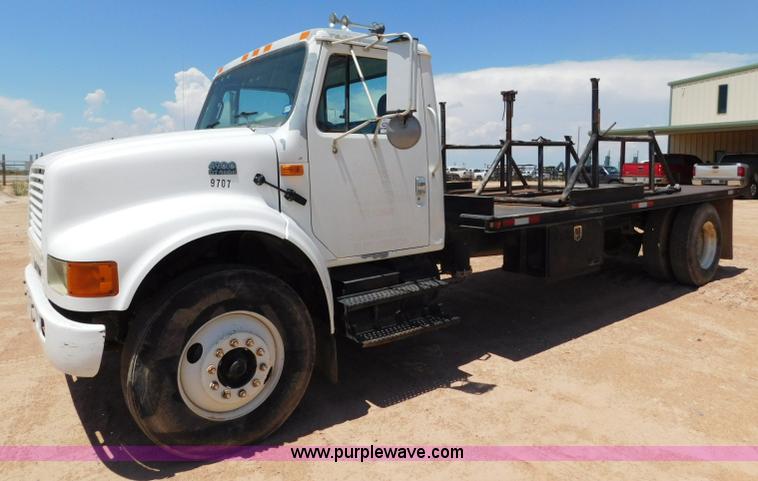image for item L5916 2001 International 4900 flatbed truck