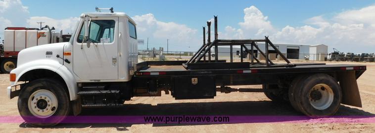 image for item L5916 2001 International 4900 flatbed truck