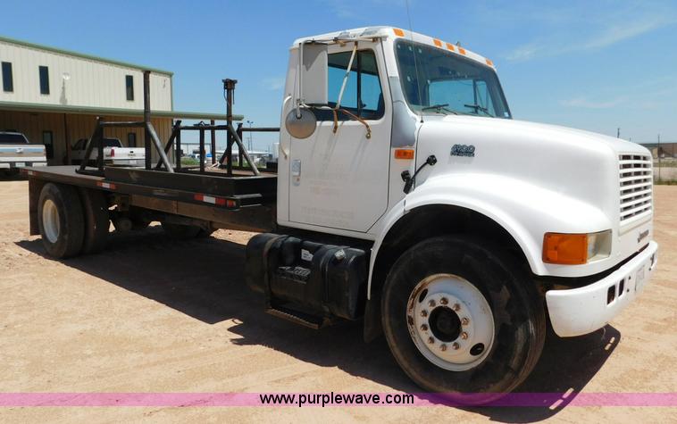 image for item L5916 2001 International 4900 flatbed truck