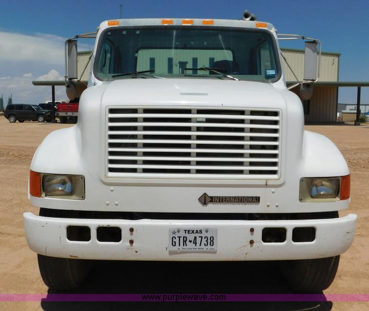image for item L5916 2001 International 4900 flatbed truck