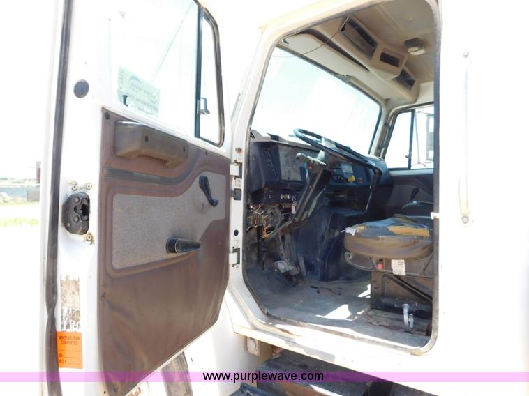 image for item L5916 2001 International 4900 flatbed truck