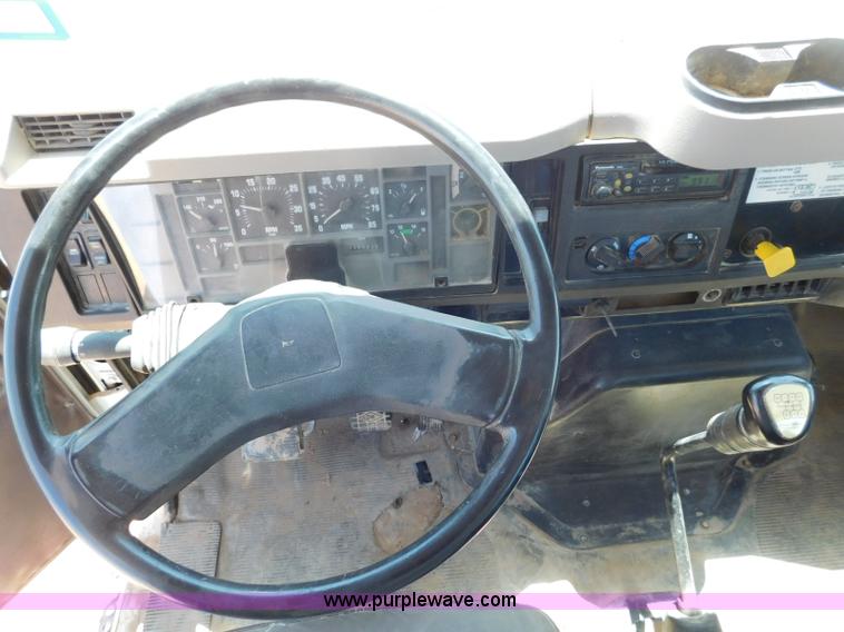 image for item L5916 2001 International 4900 flatbed truck