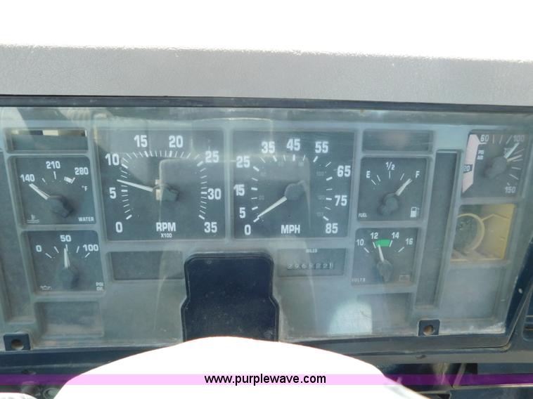 image for item L5916 2001 International 4900 flatbed truck