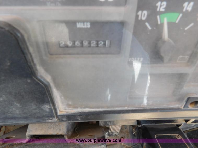 image for item L5916 2001 International 4900 flatbed truck