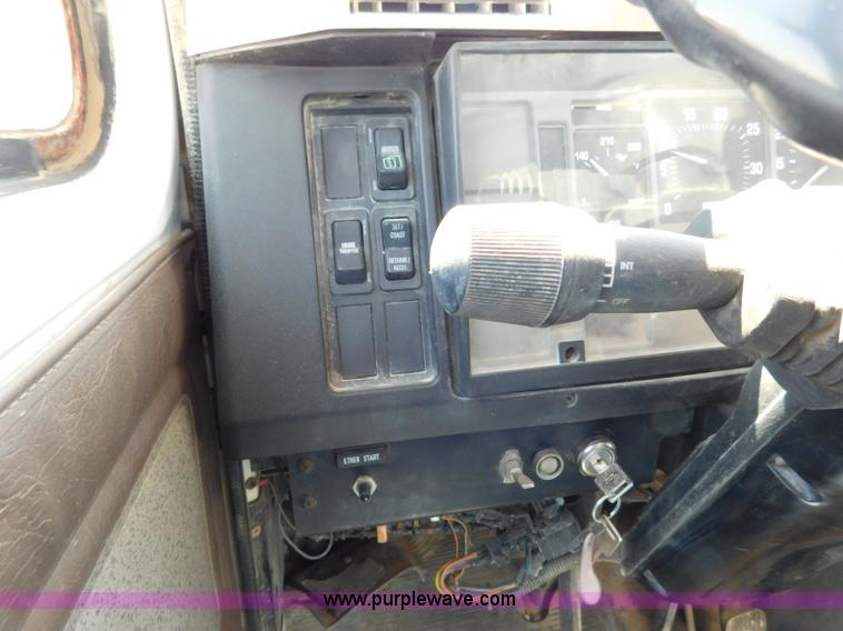 image for item L5916 2001 International 4900 flatbed truck